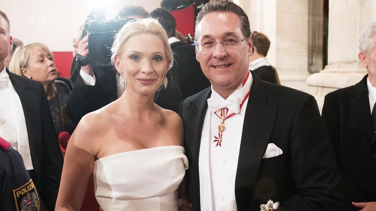 Rakouský vicepremiér Heinz-Christian Strache s manželkou Philippou na letošním vídeňském plese v Opeře.