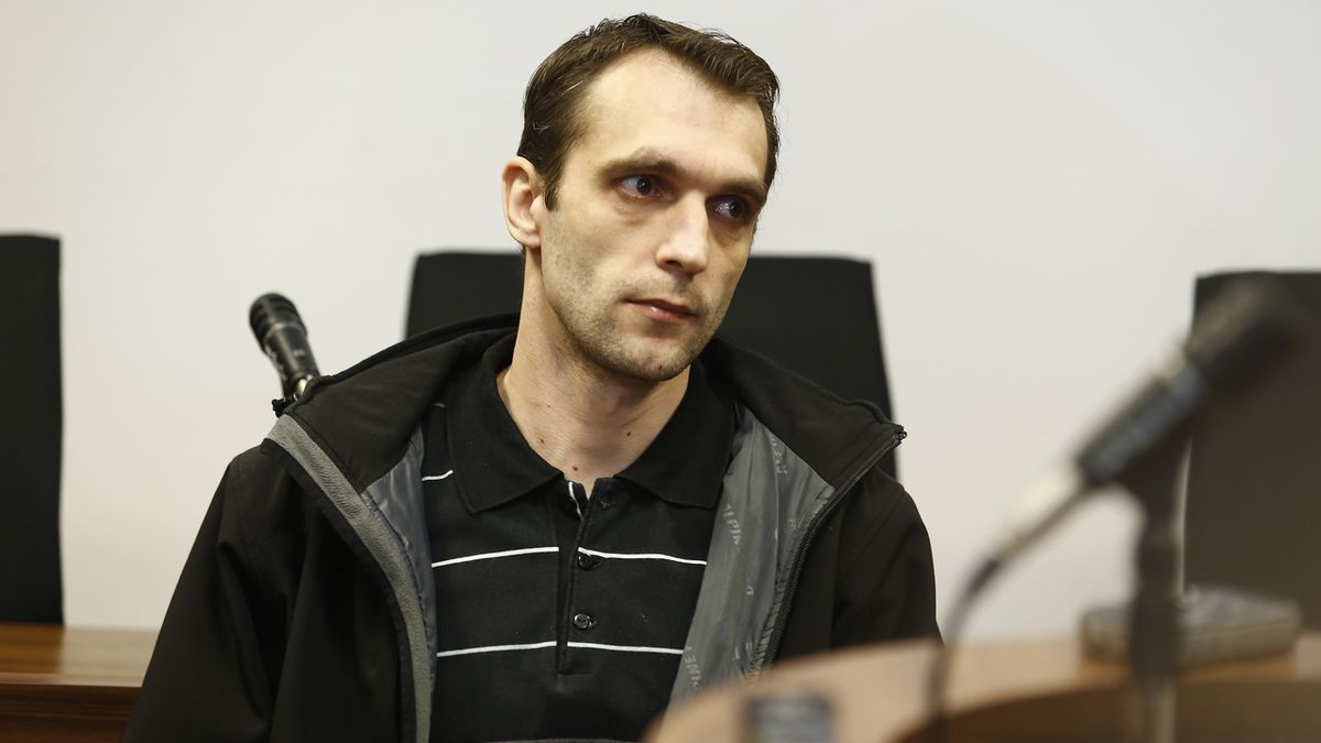 David Virgulák u soudu. Žaloba ho viní z vražd tří pražských taxikářů.