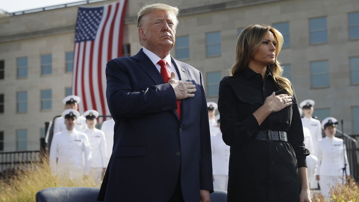 Amrický prezident Donald Trump s manželkou uctil památku obětí v Pentagonu ve Washingtonu.