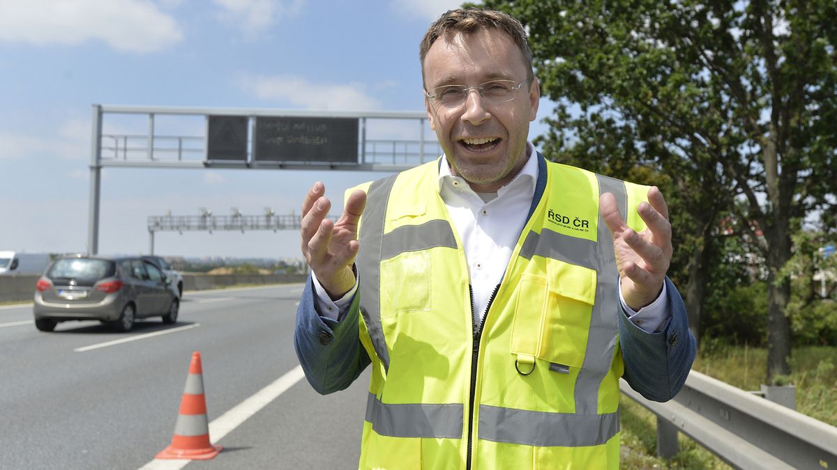 Ministr dopravy Vladimír Kremlík (za ANO) na dálnici D1 u Mirošovic letos v červenci. 