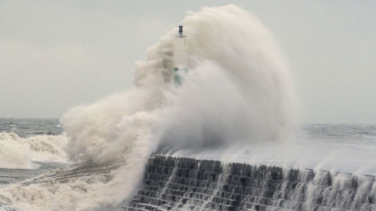 Waves bičují pobřeží na západě Walesu v Aberystwythu.