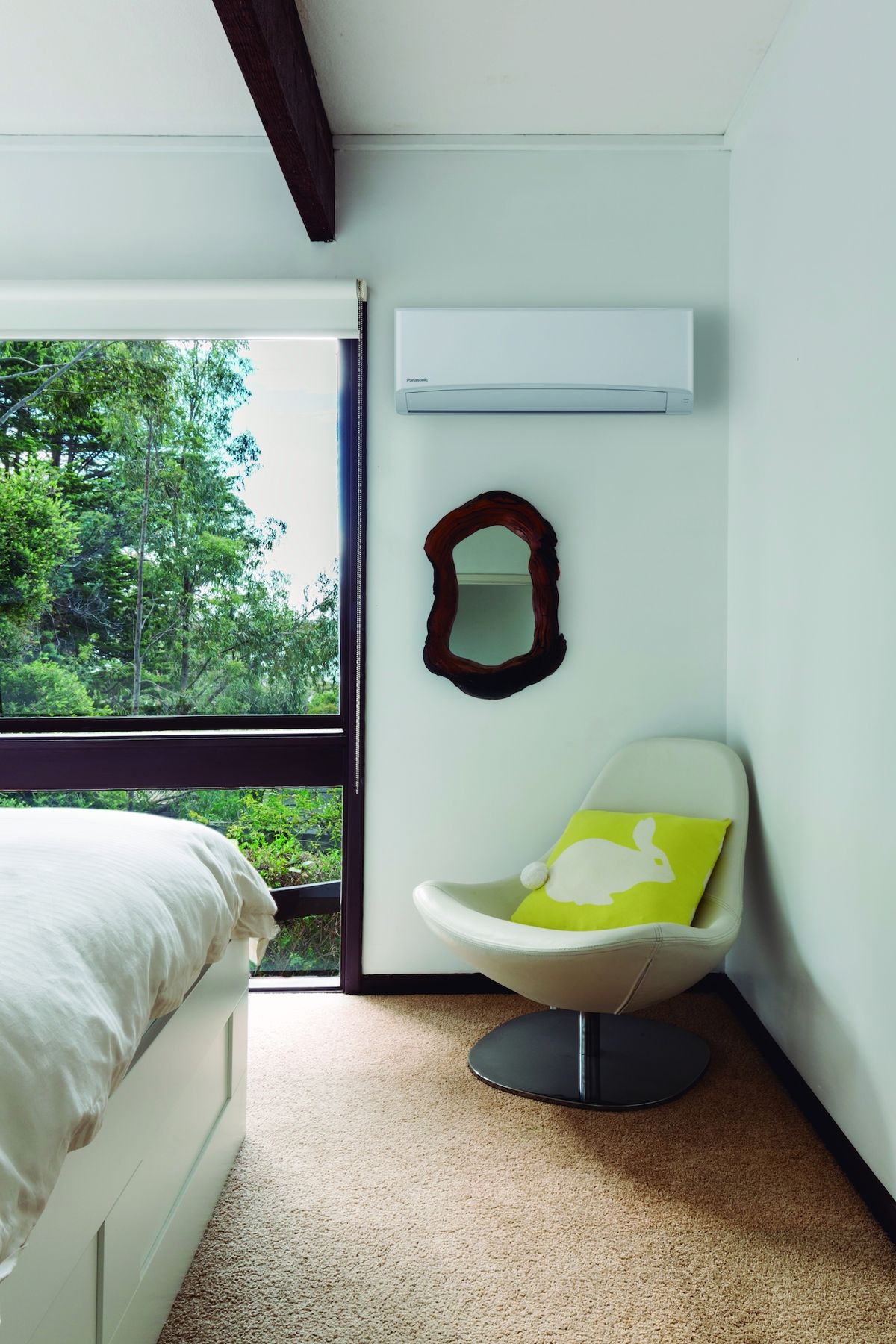Do ložnice je nutné vybírat klimatizace, které mají tichý chod. Mnozí prodejci umožňují ve svých showroomech klientům vyzkoušet si mj. právě hlasitost jednotlivých jednotek.