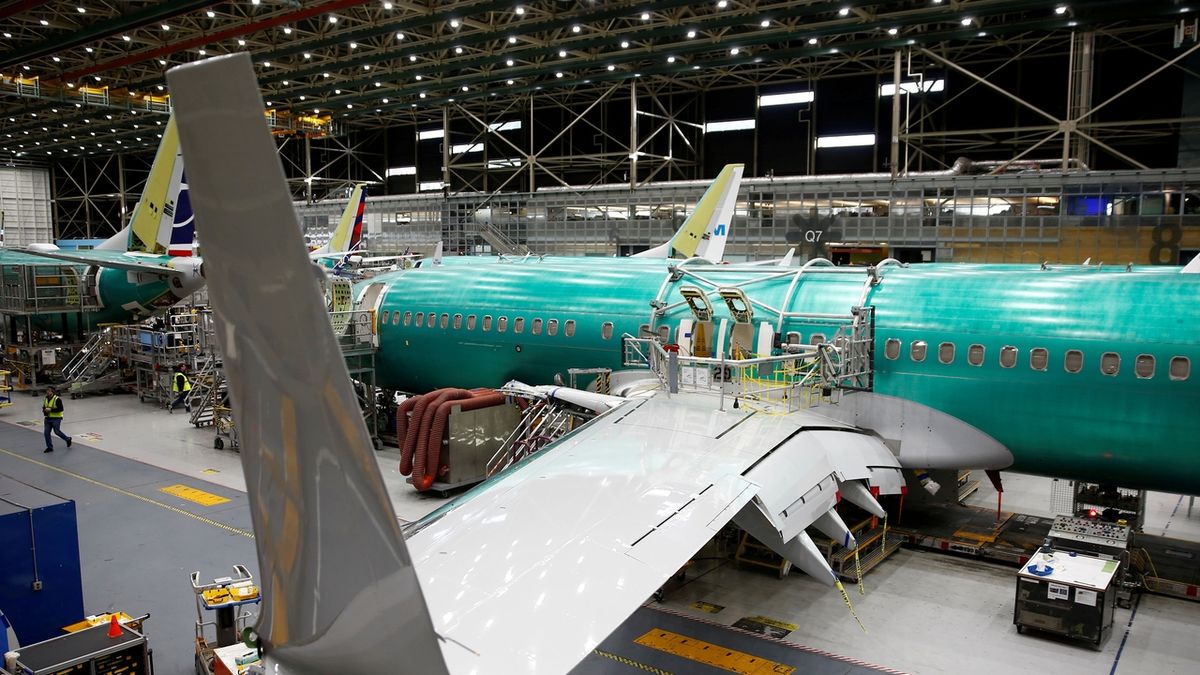 Rozpracované Boeingy 737 MAX-8 v továrně v Rentonu. 