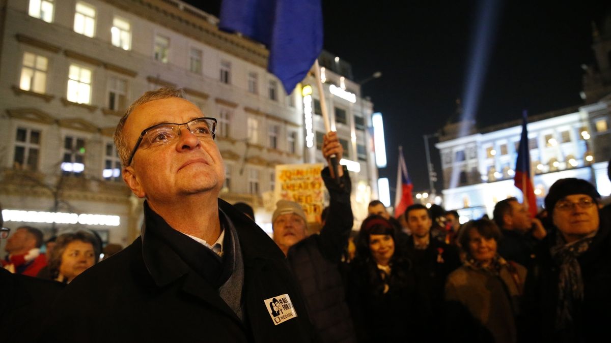 Předseda poslanců TOP 09 Miroslav Kalousek na demonstraci požadující demisi premiéra Babiše.