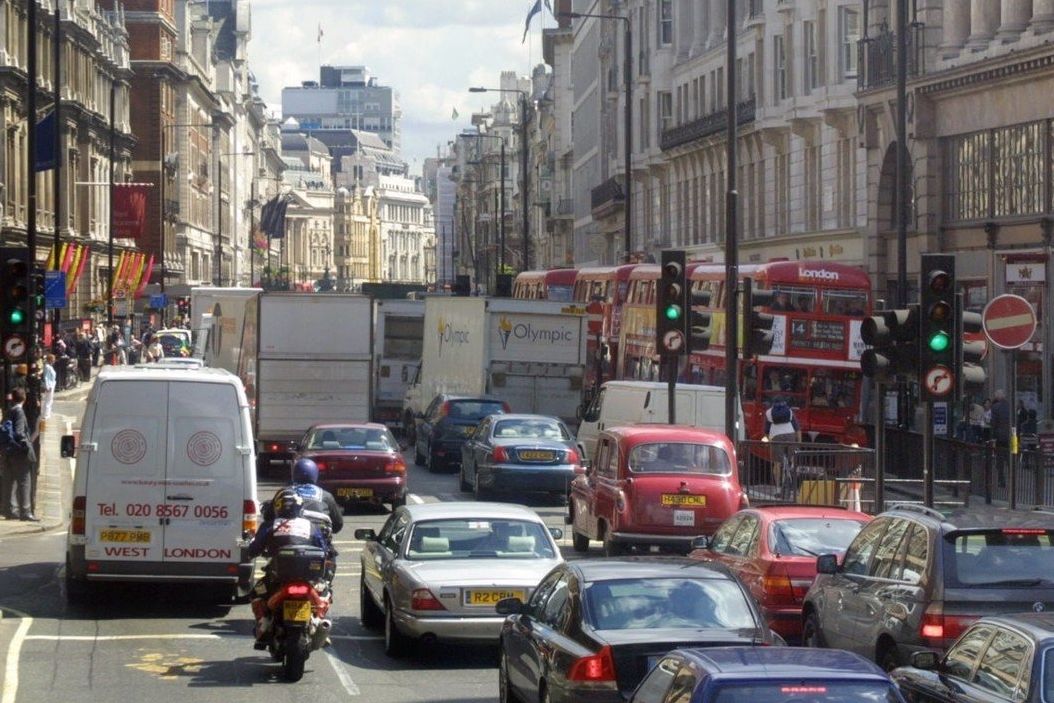 V hustém provozu jsou si všichni řidiči aut rovni, ať v Praze či v Londýně (na ilustračním snímku).