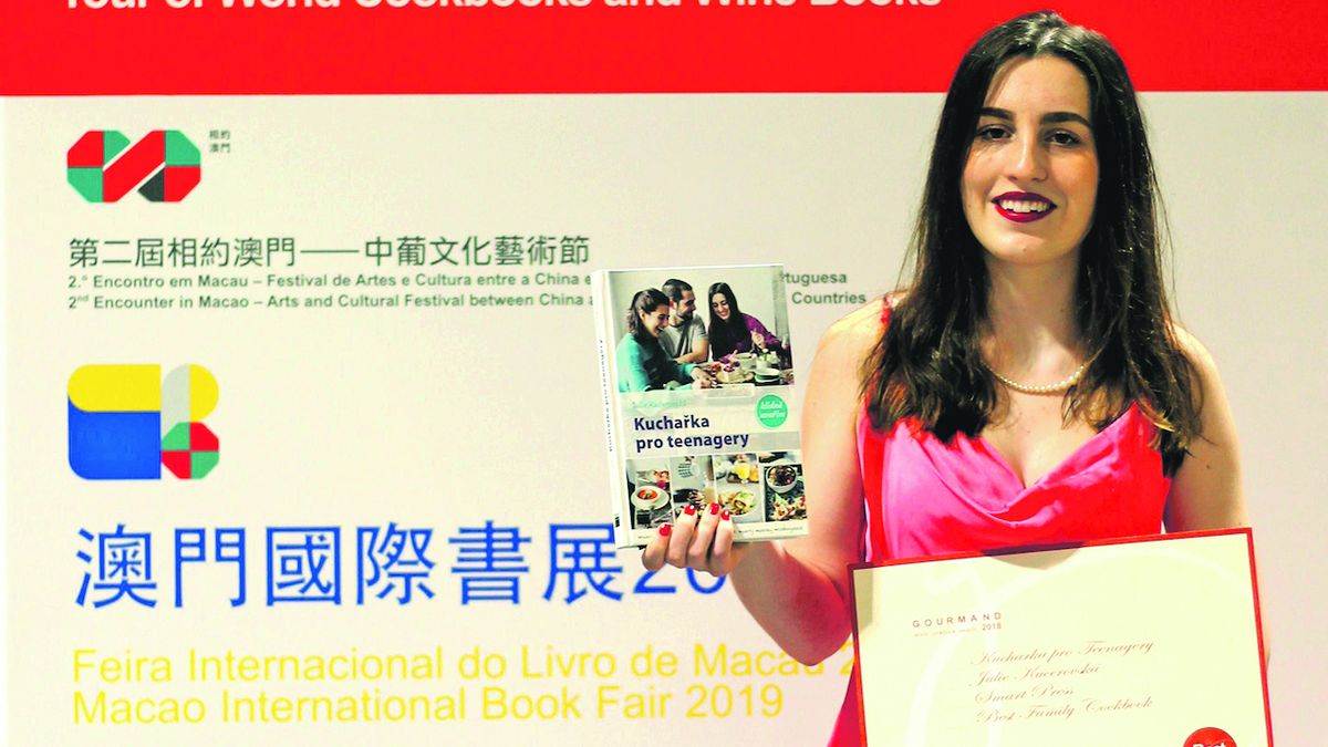 Julie při přebírání ceny pro vítězku celosvětové soutěže v čínském Macau.
