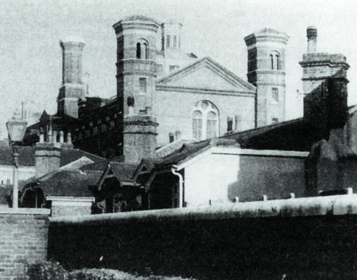 Londýnská věznice Wormwoods Scrubs, odkud George Blake v říjnu 1961 uprchl. 
