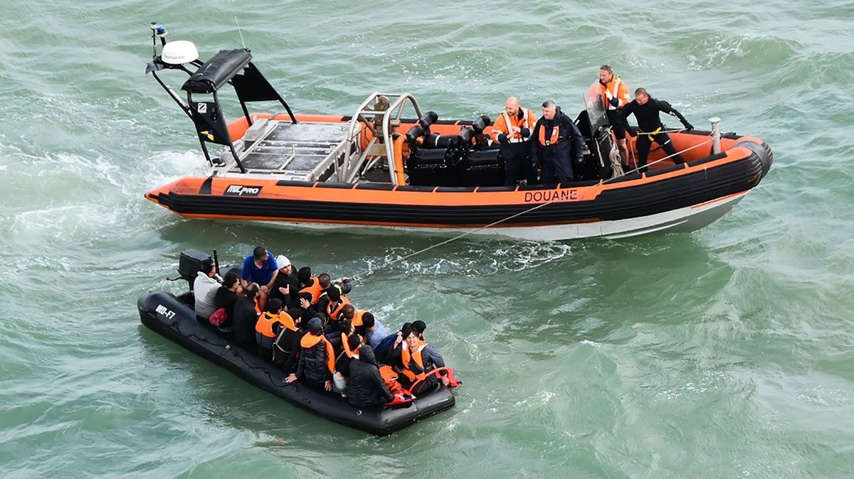 Migranti na gumovém člunu, které v srpnu v Lamanšském průlivu zachránila francouzská pobřežní stráž.
