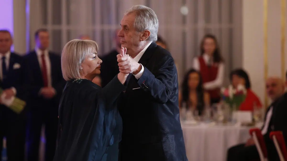 Zemanovi Poradali Na Hrade Ples Prezident Tancil Valcik Novinky Cz