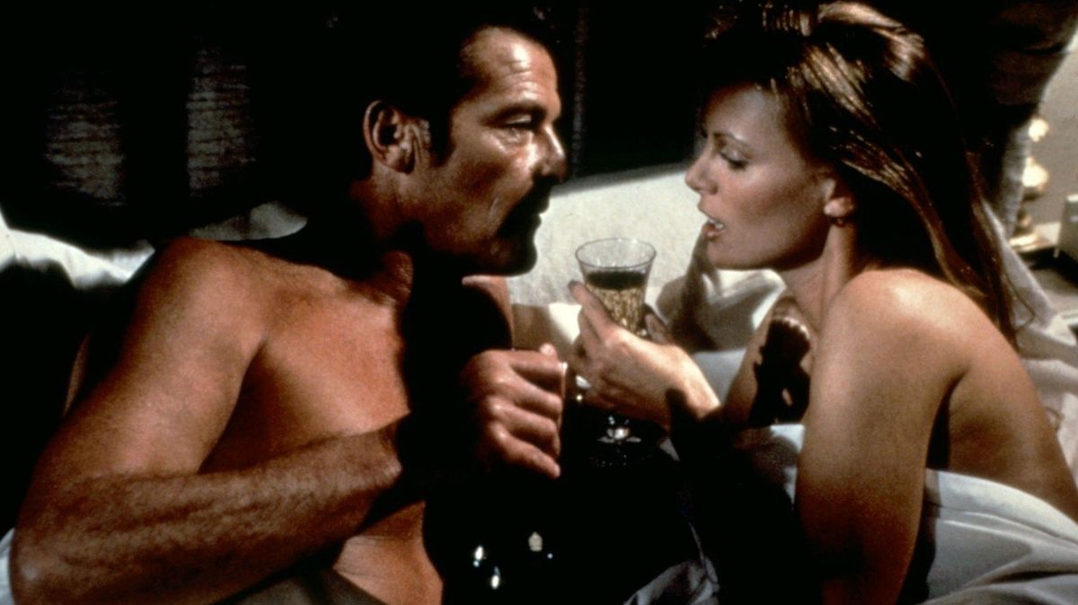 Agent 007 popíjí za každých okolností v každém filmu (na fotce Roger Moore a Kristina Wayborn ve snímku Chobotnička z roku 1983).