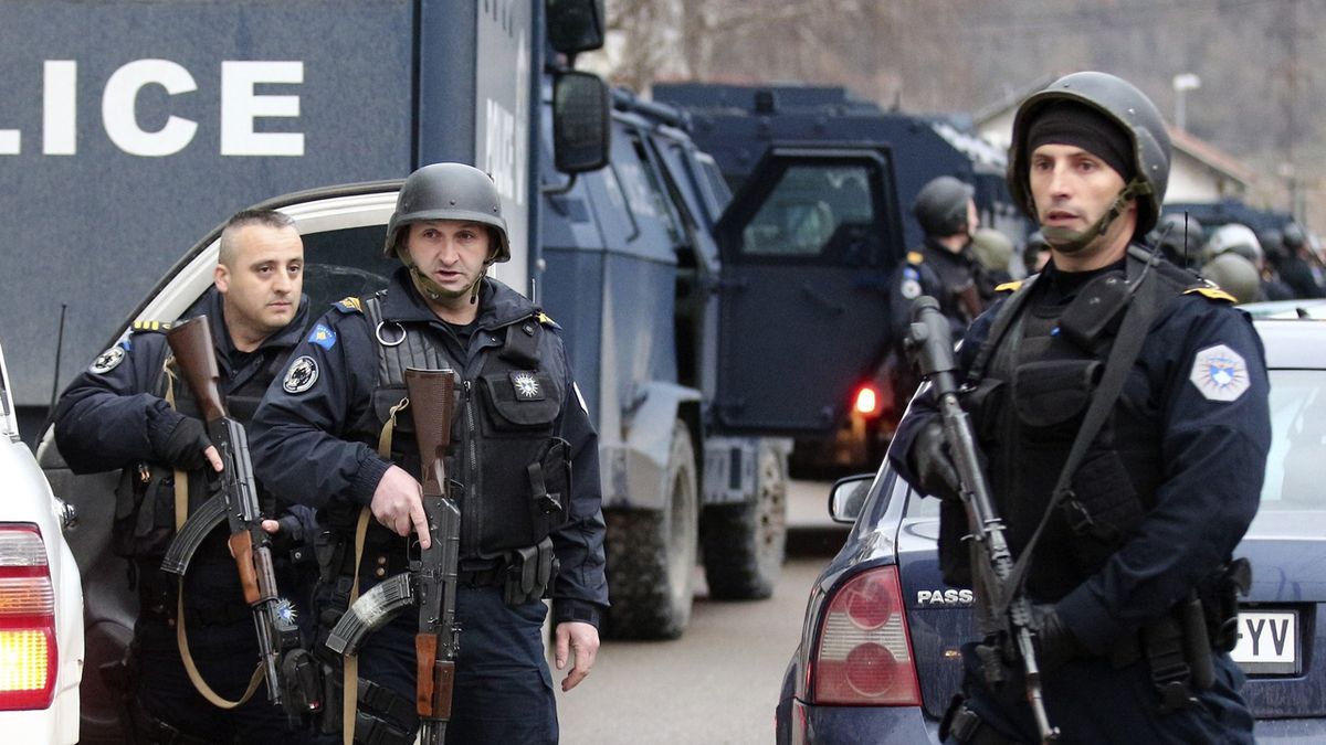 Kosovská policie blokuje ulici v severní části Kosovské Mitrovice 
