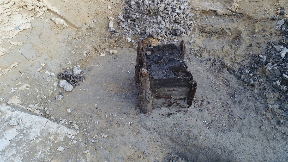 Podle datování pomocí letokruhů byly dubové kmeny použité na konstrukci studny pokácené mezi lety 5256 až 5255 před Kristem, na rohové sloupy dokonce ještě o několik let dřív.