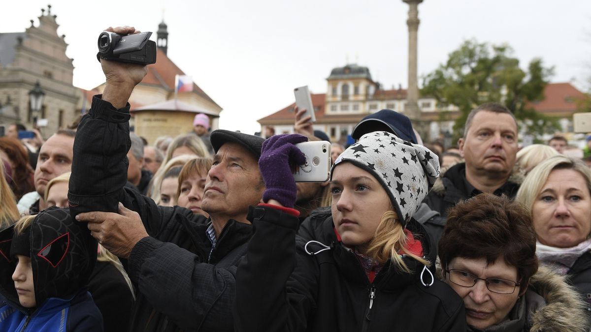 Lidé sledují slavnostní vojenskou přísahu a složení slibu policistů a hasičů při příležitosti 100. výročí založení Československa, které se konaly 27. října 2018 na Hradčanském náměstí v Praze.