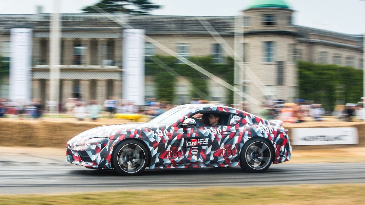 Fotky maskované Supry, jako je tento vůz, zachycený na Festivalu rychlosti v Goodwoodu v roce 2018, se objevují už mnoho měsíců.