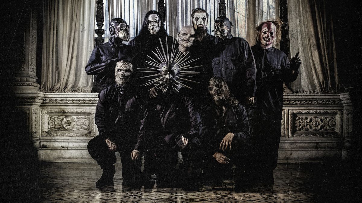 Skupina Slipknot vystoupila v červnu v Praze, nyní přichází s novým albem. Mick Thomson třetí zleva.
