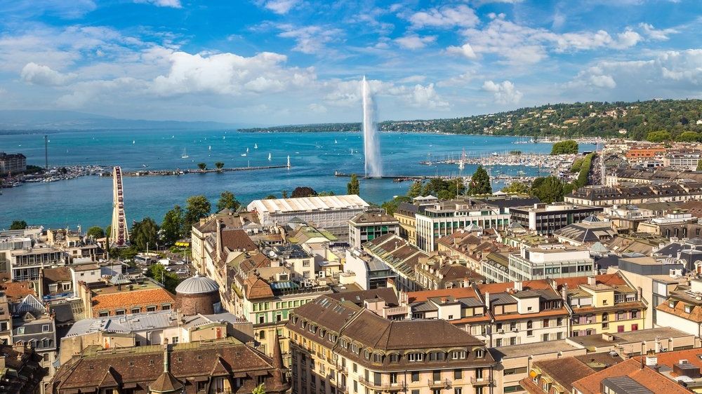 Ženeva leží na okraji stejnojmenného jezera, jehož dominantou je slavný vodotrysk.