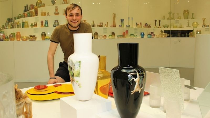 Na výstavě Sklo nebo život v klatovském PASKU vystavuje mladý designér František Jungvirt z Vimperka