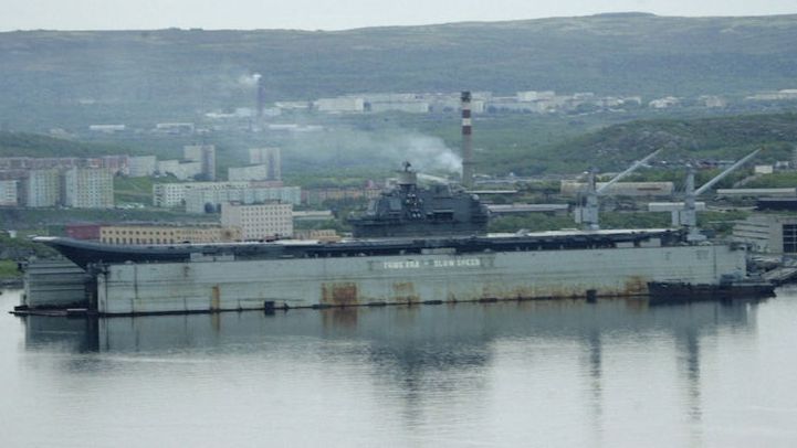 Letadlová loď Admirál Kuzněcov v docích v Murmansku na archivní fotografii.