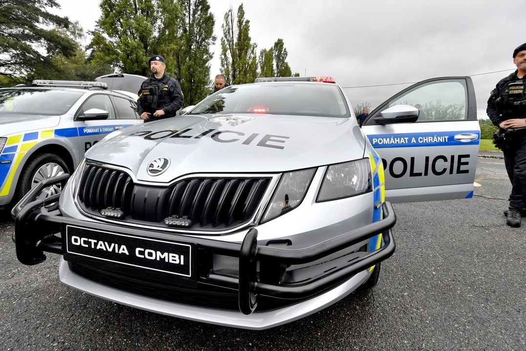 Nové policejní vozy Octavia Combi mají výraznější světelnou signalizaci a některá disponují bezpečnostním rámem, který je chrání při nárazu.
