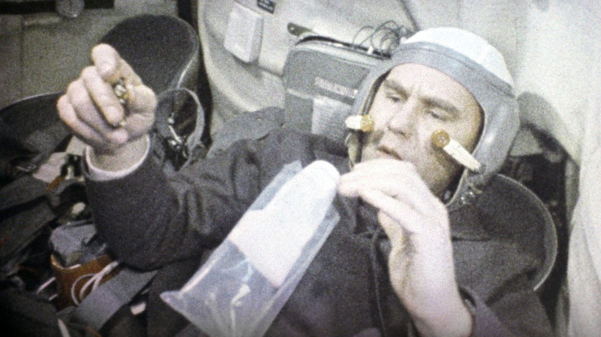 Kosmonaut Vladimir Šatalov v kokpitu