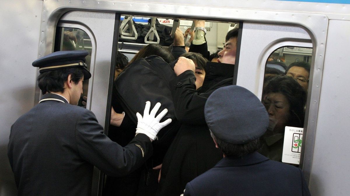 Zaměstnanci se pokouší natlačit cestující do vagonu na Lince Jamanote (ilustrační foto).
