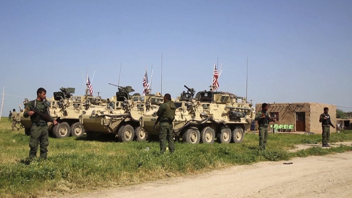 Archivní záběr příslušníků kurdské milice YPG u amerických obrněných transportérů.