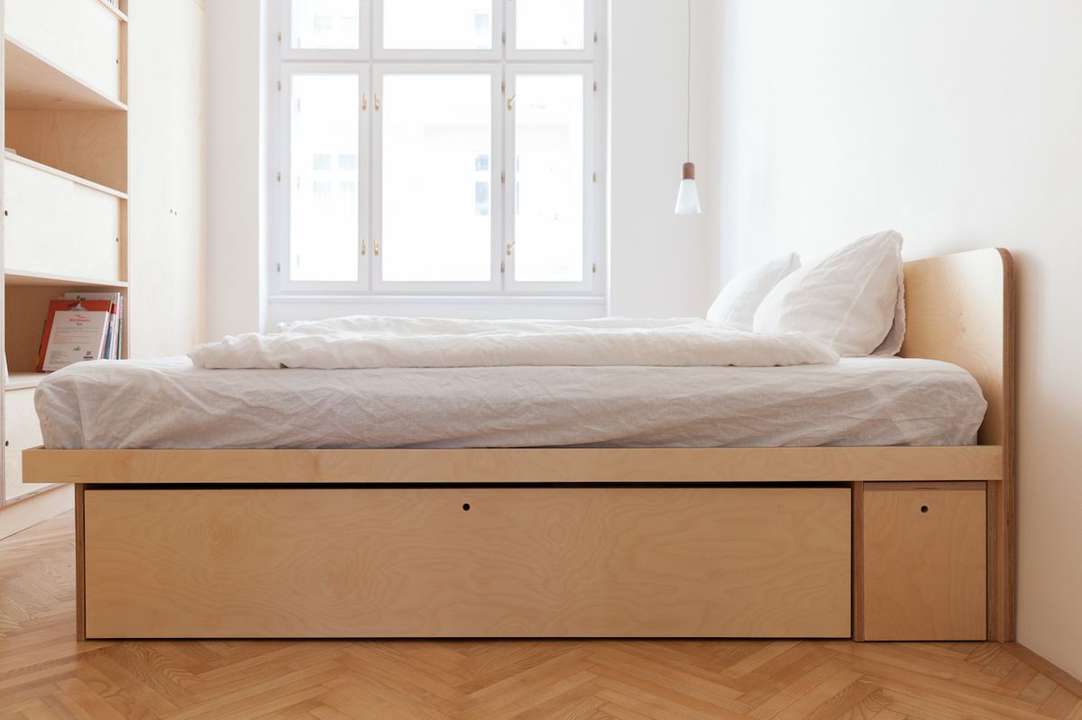 Pod manželskou postelí jsou dva úložné boxy a také zasunovací noční stolky.