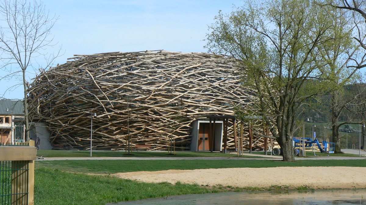 Babišovu komplexu u Olbramovic na Benešovsku dominuje stavba Čapí hnízdo. 