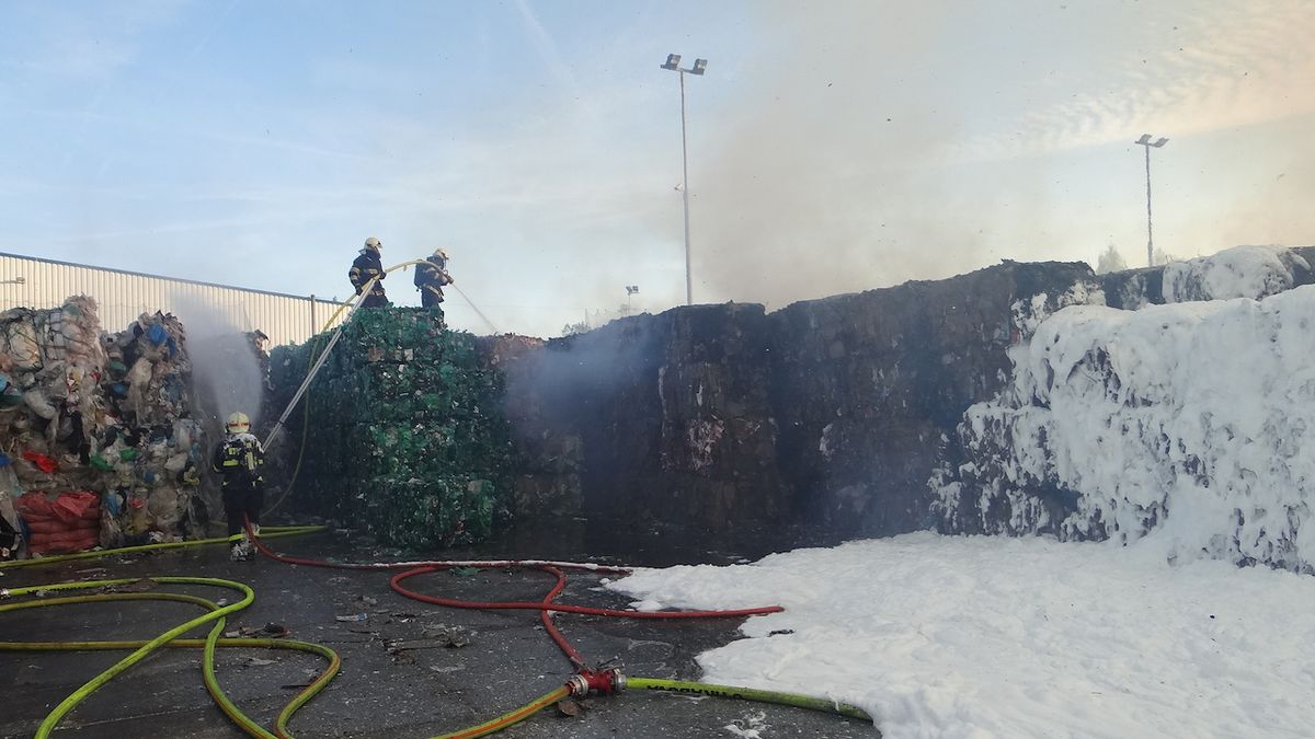 Požár odpadu ve Vratimově zaměstnává 14 jednotek hasičů