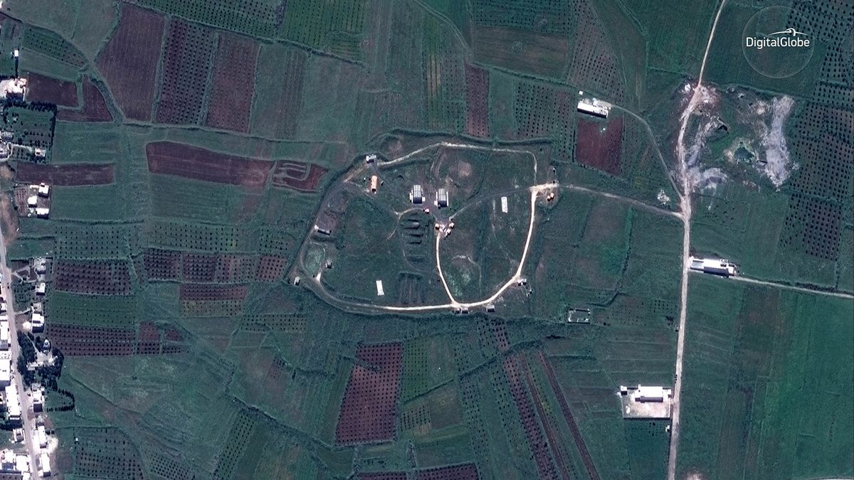 Satelitní snímek ukazuje jeden z cílů před raketovým útokem.