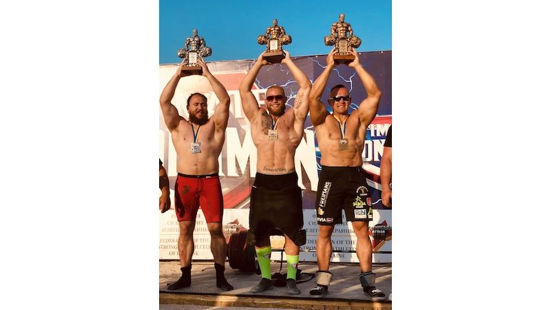 Zleva: Luke Davies, Wales (405kg), Jiří Tkadlčík (406kg WR), Maris Rozentals, Lotyšsko (370kg) 