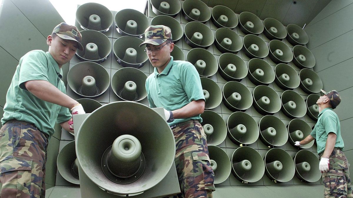 Jihokorejští vojáci odstraňují tlampače sloužící k šíření propagandy poblíž demilitarizované zóny mezi Jižní a Severní Koreou.