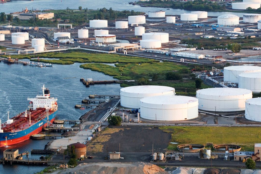 Ropný tanker u rafinerie v Bayonne v americkém státu New Jersey
