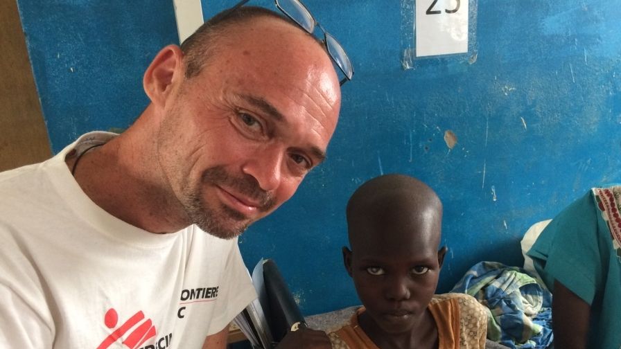 Anesteziolog Dušan Mach s jedním z dětských pacientů v Jižním Súdánu
