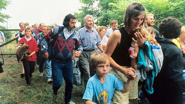 Východní Němci odcházejí do Rakouska během panevropského pikniku. Snímek z 19. srpna 1989.