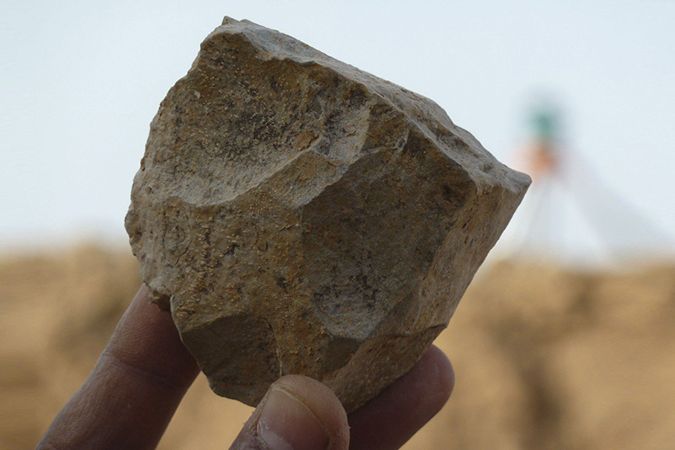 Přes dva a půl milionu let starý kamenný nástroj nalezený v Alžírsku