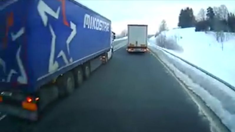 Předjíždějící český kamion