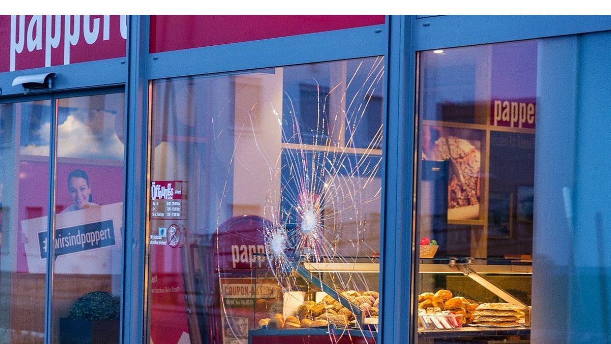 Rozbité okno pekařství v německém městě Fulda, kde útočil muž nožem.