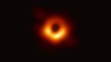 Astronomové ukázali první fotku černé díry