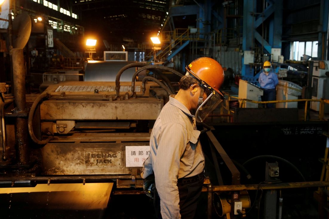 Dělník v čínské ocelárně