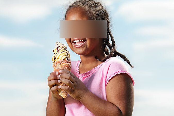 Reklama na trdelník s černošskou dívenkou.