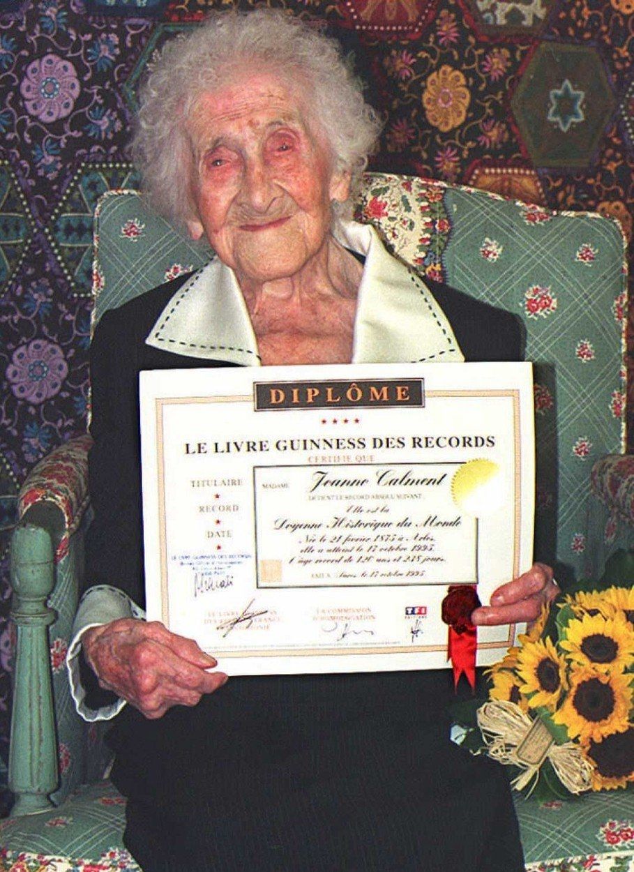 Jeanne Calmentová v roce 1995 s titulem nejstarší ženy na světě.