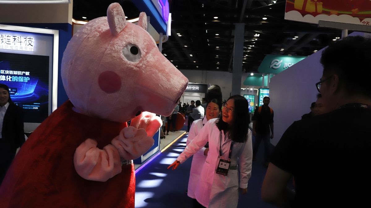 Maskot Peppa Pig na veletrhu v Číně