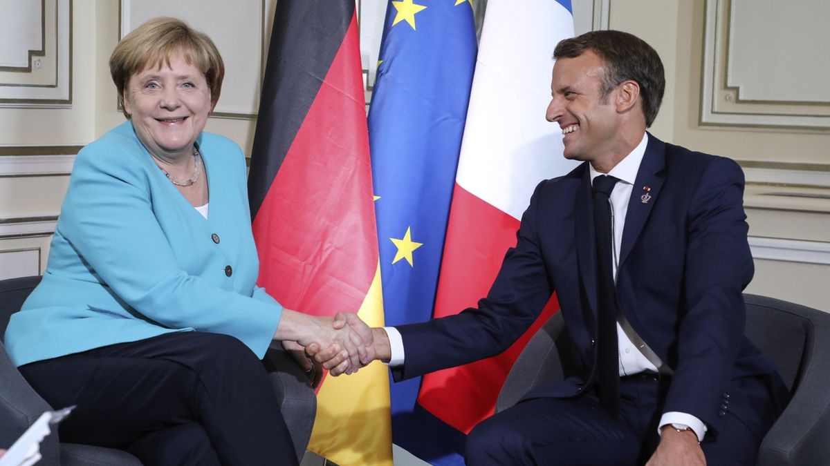 Francouzský prezident Emannuel Macron přivítal na summitu g7 v Biarritzu německou kancléřku Angelu Merkelovou