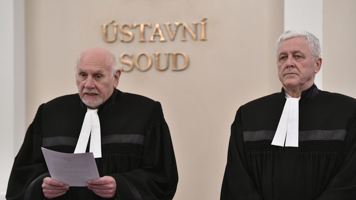 Předseda ÚS Pavel Rychetský (vlevo) a soudce zpravodaj Josef Fiala 