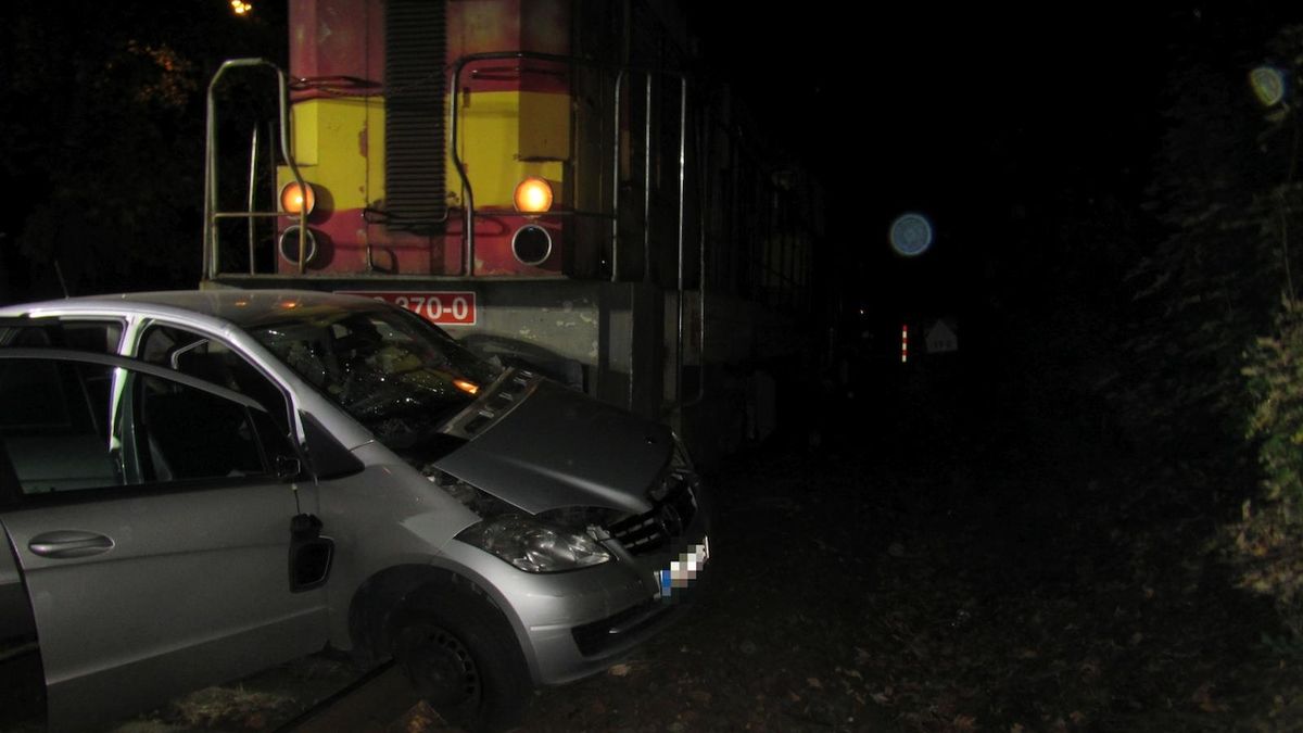 Noční střet s nákladním vlakem si vyžádal dvě lehká zranění.