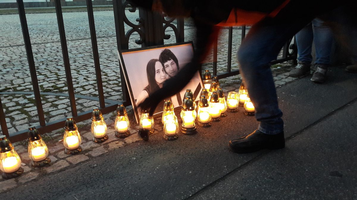 Svíčky u portrétu zavražděné dvojice před úřadem vlády 