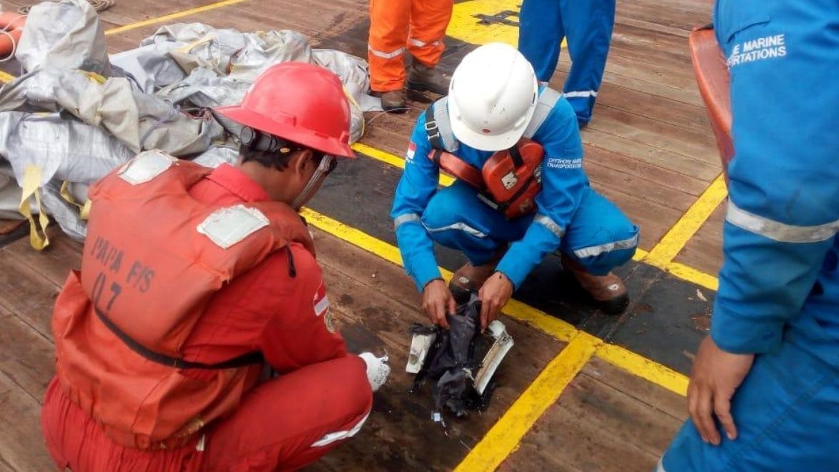 Posádka lodi Prabu zkoumá úlomky, které podle všeho patřily letadlu Boeing indonéské společnosti Lion Air, které se v pondělí zřítilo do moře.