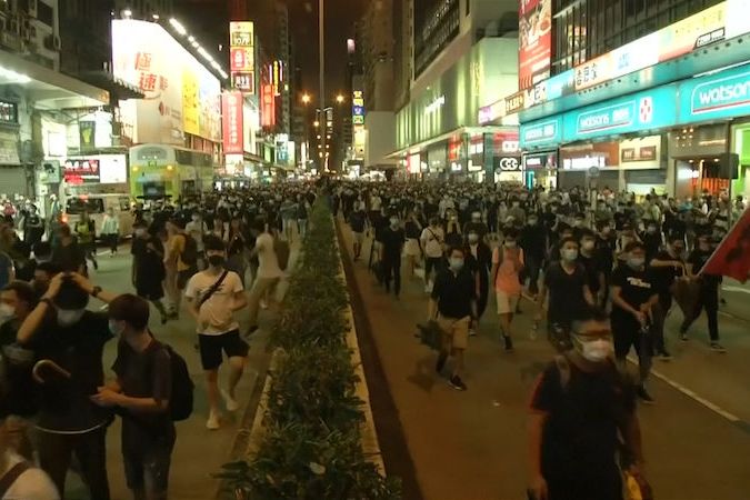 BEZ KOMENTÁŘE: Střety při protestech v Hongkongu