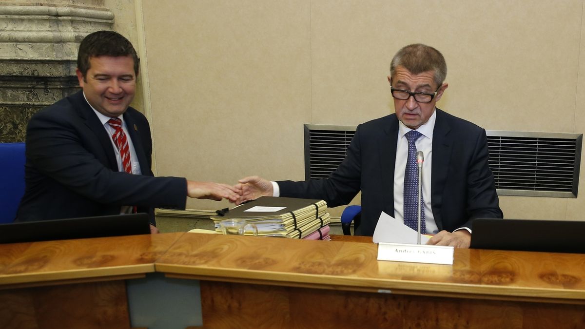 Jan Hamáček a Andrej Babiš na schůzi vlády